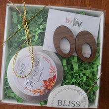 Load image into Gallery viewer, Earring Studs &amp; Hand Crème gift box (assorted)
