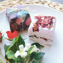 Load image into Gallery viewer, Magnolia &amp; Rose Bathbomb
